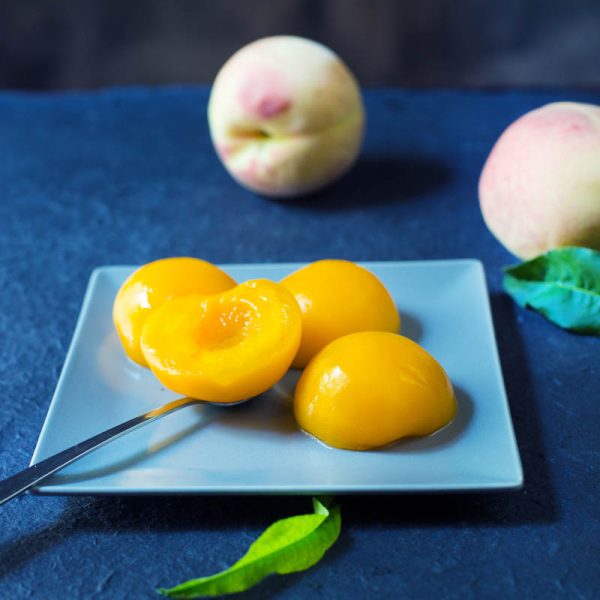 Κονσερβοποιημένο ροδάκινο σε πιάτο